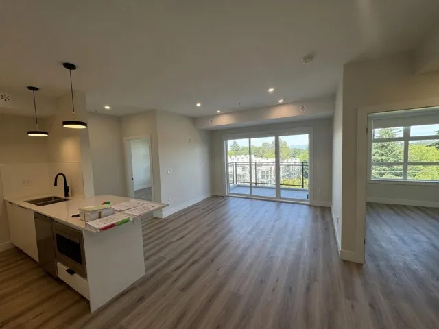 506 6285 KING GEORGE BOULEVARD, Surrey, British Columbia V3X0L3