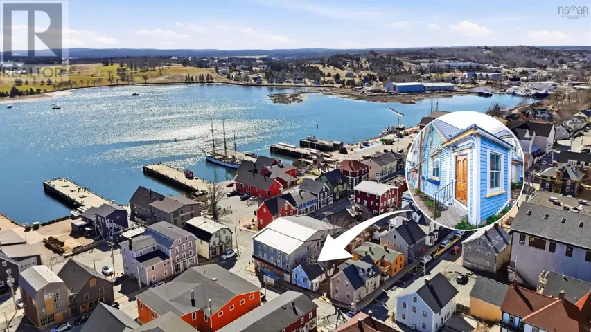 9 Prince Street, Lunenburg, Nova Scotia B0J2C0
