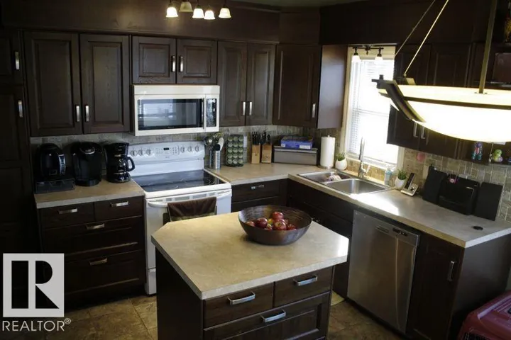 7921 97 AV NW, Edmonton, Alberta T6C2B6