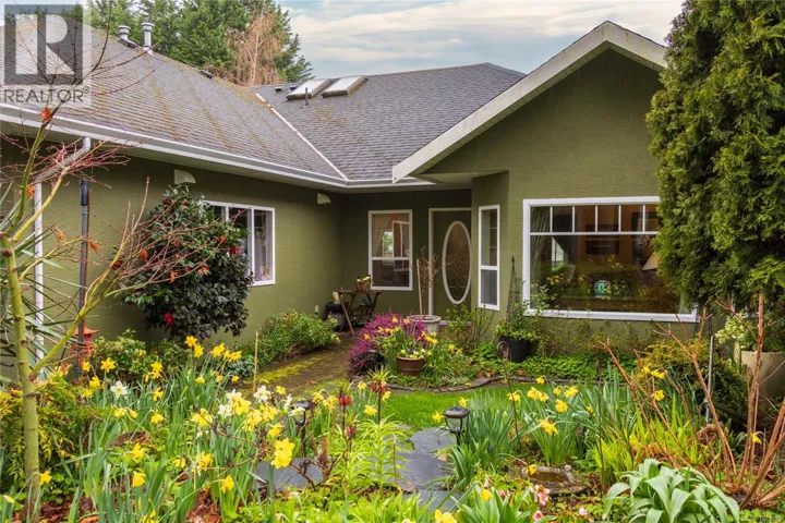 1058 Holly Park Rd, Central Saanich, British Columbia V8M1H8
