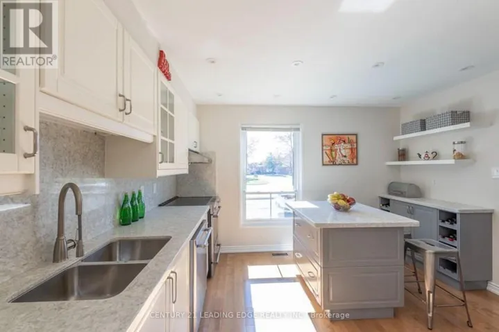 49 - 713 BURNHAMTHORPE ROAD, Toronto (Markland Wood), Ontario M9C2Z6