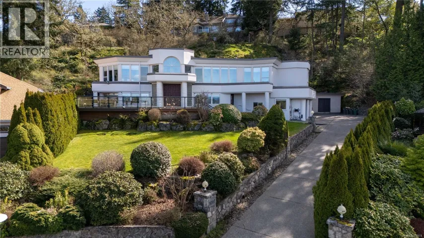 1087 Totemwood Lane, Saanich, British Columbia V8X5E3