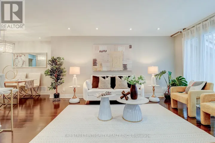 12 COMBERMERE DRIVE, Toronto (Parkwoods-Donalda), Ontario M3A2W3