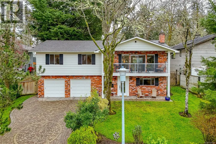 920 Woodhall Dr, Saanich, British Columbia V8X3L8