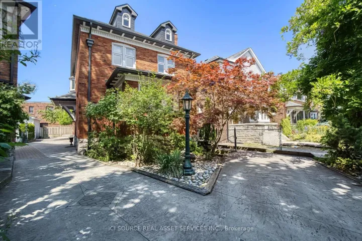 UPPER - 34 RUSHOLME DRIVE, Toronto (Little Portugal), Ontario M6J3J9