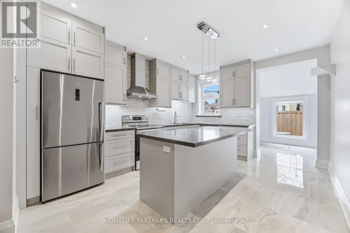 511 INDIAN GROVE, Toronto (Junction Area), Ontario M6P2J1