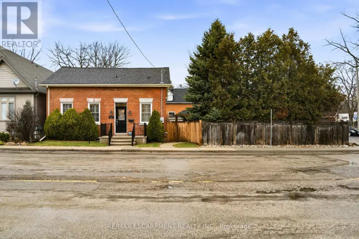 243 HATT STREET, Hamilton (Dundas), Ontario L9H2H1