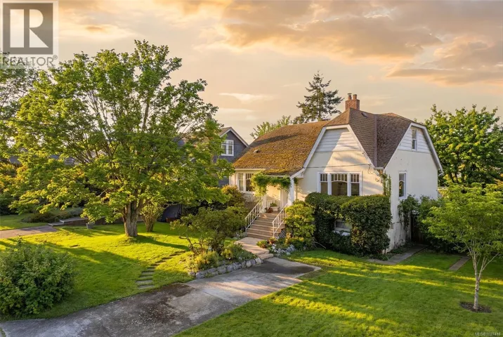 1043 Roslyn Rd, Oak Bay, British Columbia V8S4R4