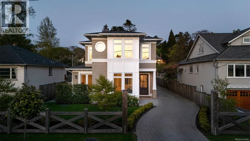 575 St. Patrick St, Oak Bay, British Columbia V9B4X4