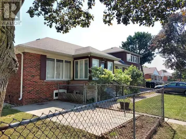 2 WARINGSTOWN DRIVE, Toronto (Wexford-Maryvale), Ontario M1R4H1