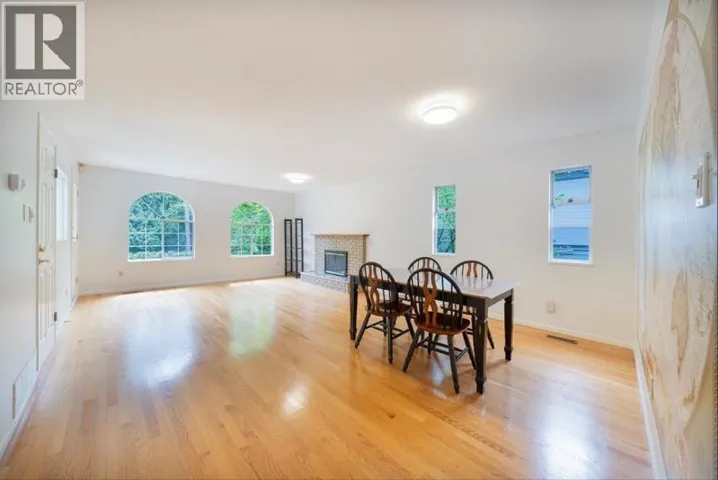Upper 4533 W 16TH AVE, Vancouver, British Columbia V6R3E8