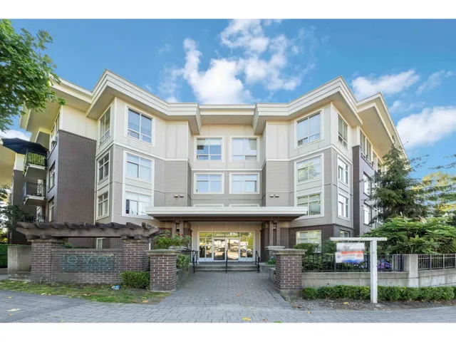 215 13555 GATEWAY DRIVE DRIVE, Surrey, British Columbia V3T0B5