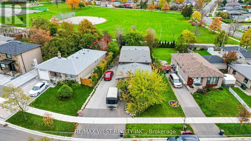 7 BIMINI CRESCENT, Toronto (Black Creek), Ontario M3N1S1