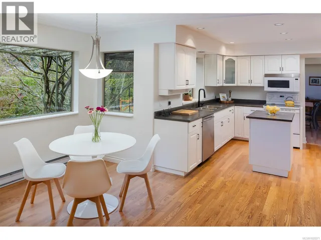 5047 Benton Crt, Saanich, British Columbia V8Y2Z5