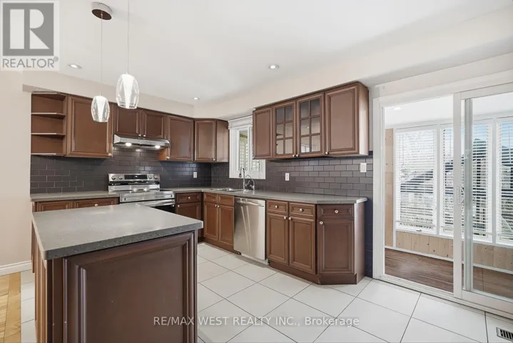 UPPER - 6 MARSHALL BOULEVARD, Toronto (Rockcliffe-Smythe), Ontario M6N2R7
