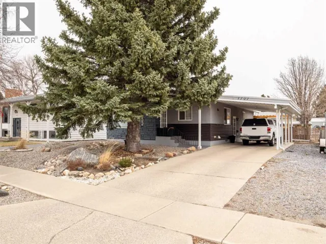 1707 Lakemount Boulevard S, Lethbridge, Alberta T1K3K5