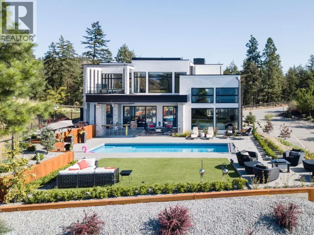 722 Highpointe Place, Kelowna, British Columbia V1V2Y3