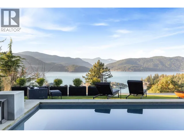 6252 OVERSTONE DRIVE, West Vancouver, British Columbia V7W1X8