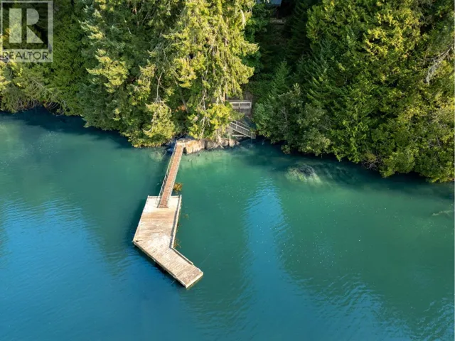 8807 AINSLIE POINT ROAD, Pender Island, British Columbia V0N2M3