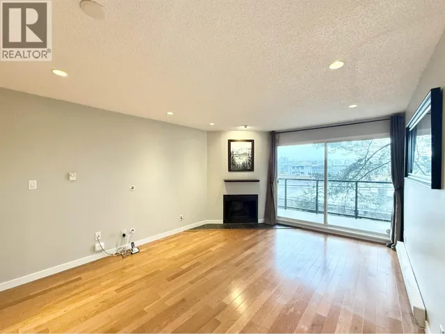 203 111 10TH W, Vancouver, British Columbia V5Y1R7