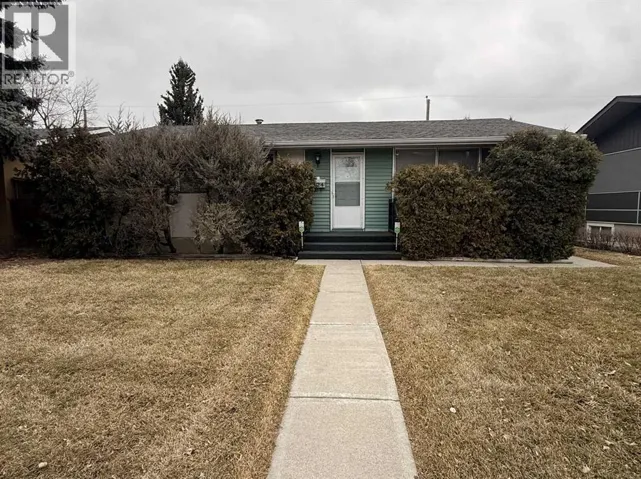 6124 Lloyd Crescent SW, Calgary, Alberta T3E5V7