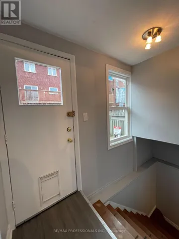 8 BIRCH TREE CRESCENT, Toronto (Mount Dennis), Ontario M6M2K8