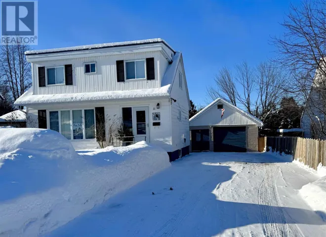 11 Oak Hill RD, Elliot Lake, Ontario P5A2E4