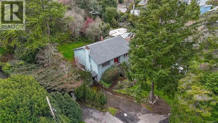 2015 Runnymede Ave, Oak Bay, British Columbia V8S2V5