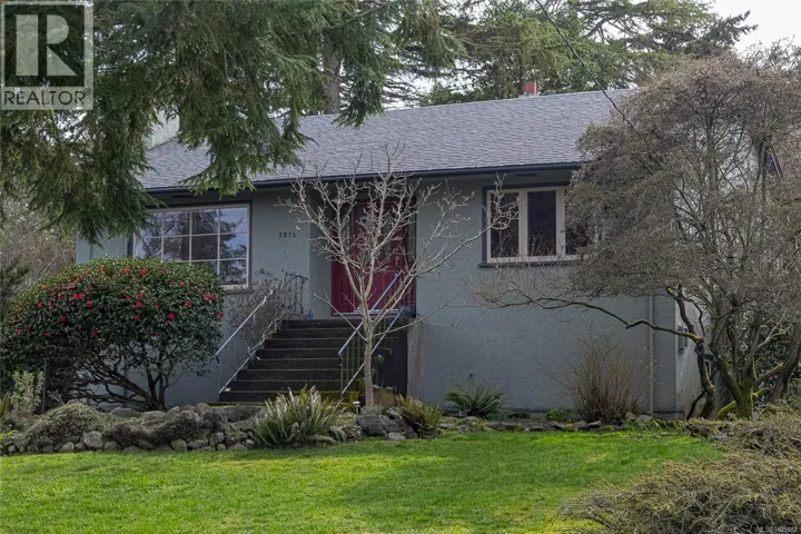 2015 Runnymede Ave, Oak Bay, British Columbia V8S2V5