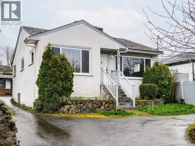 1011 Russell St, Victoria, British Columbia V9A3Y2