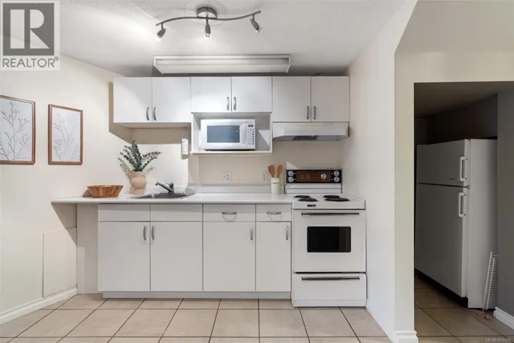 5054 Catalina Terr, Saanich, British Columbia V8Y2A5