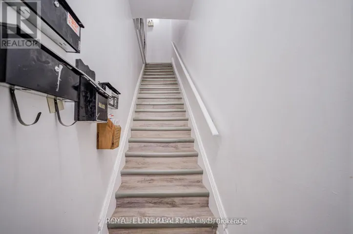 3RD FLOOR APARTMENT - 92 KING STREET W, Cobourg, Ontario K9A2M4