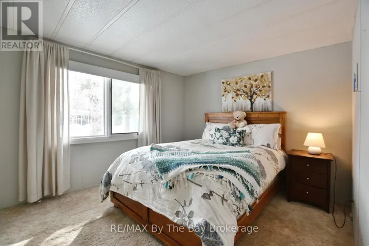 15 CARRUTHERS STREET S, Wasaga Beach, Ontario L9Z1K2