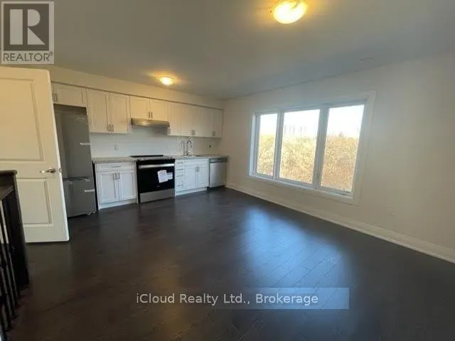 B - 33 WILD ROSE GARDENS, Toronto (Rustic), Ontario M6L0A5