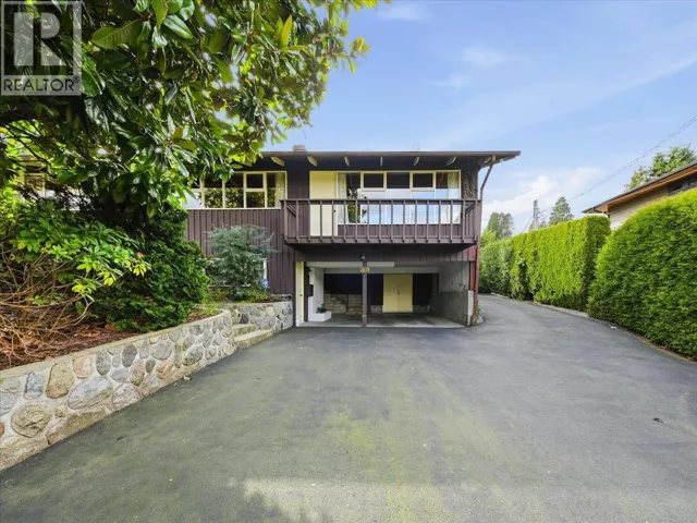 809 ROSLYN BOULEVARD, North Vancouver, British Columbia V7G1P4