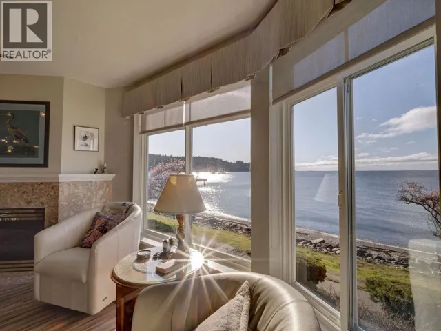 205 5470 INLET AVENUE, Sechelt, British Columbia V7Z0H4