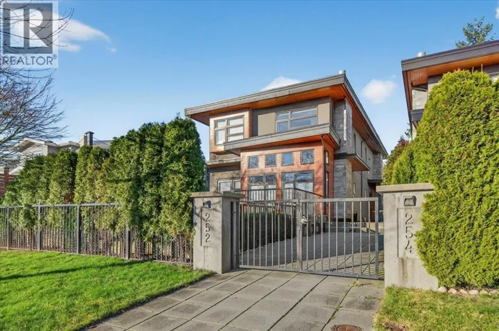 2 252 E 19TH STREET, North Vancouver, British Columbia V7L2Z2