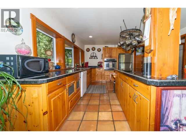 702 FORNER Road, Lister, British Columbia V0B1G2