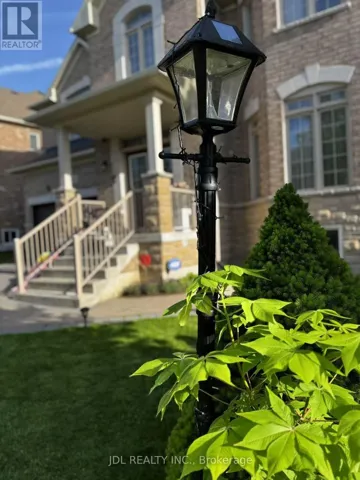 SECOND FLOOR ROOM A - 936 GORING CIRCLE, Newmarket (Stonehaven-Wyndham), Ontario L3X0B6