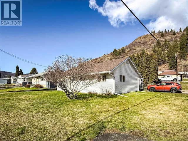 390 9th Avenue, Montrose, British Columbia V0G1P0