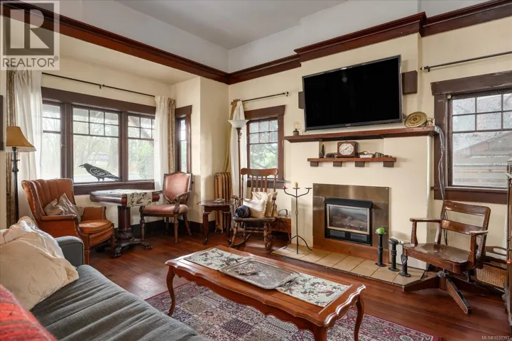 725 Comox Rd, Nanaimo, British Columbia V9R3J5