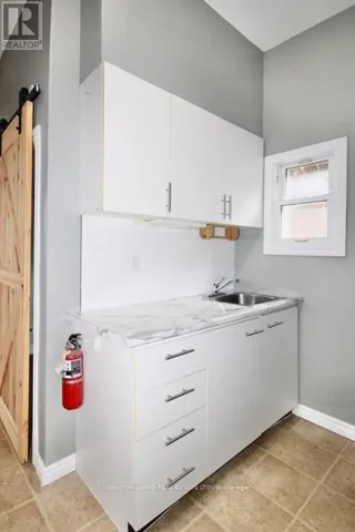 176 EMERY STREET E, London South (South G), Ontario N6C2E2