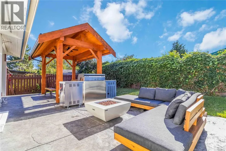 711 Miller Ave, Saanich, British Columbia V8Z3C9