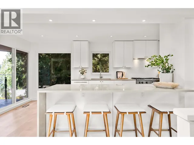 5061 BEAR LANE, West Vancouver, British Columbia V7W1L2