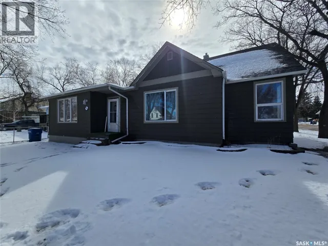 400 4th AVENUE E, Assiniboia, Saskatchewan S0H0B0