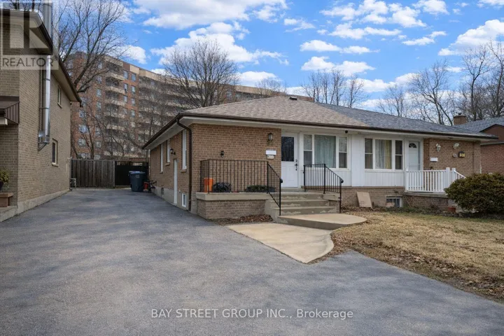 LOWER - 56 CORBY CRESCENT, Brampton (Downtown Brampton), Ontario L6Y1H1