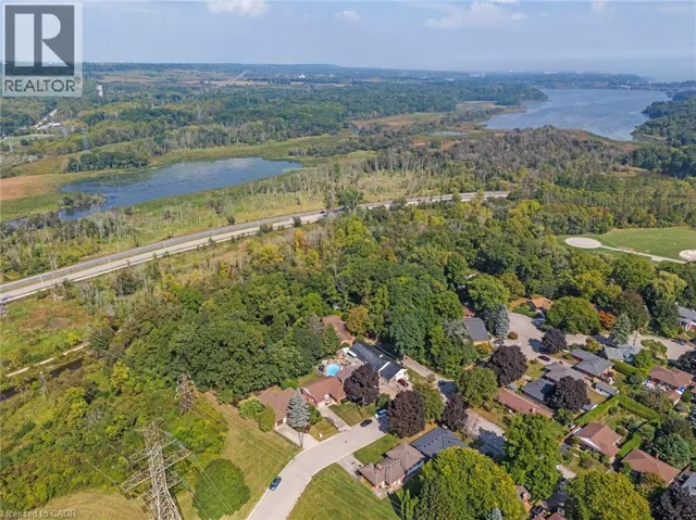 40 BERTRAM Drive, Dundas, Ontario L9H4T3