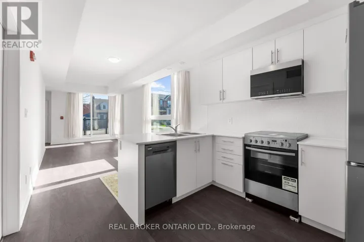 5 - 16 MARQUETTE AVENUE, Toronto (Englemount-Lawrence), Ontario M6A0E1