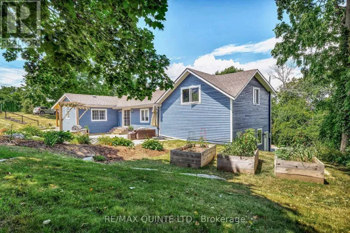 14 EASTERN AVENUE, Prince Edward County (Ameliasburg Ward), Ontario K8N4Z1