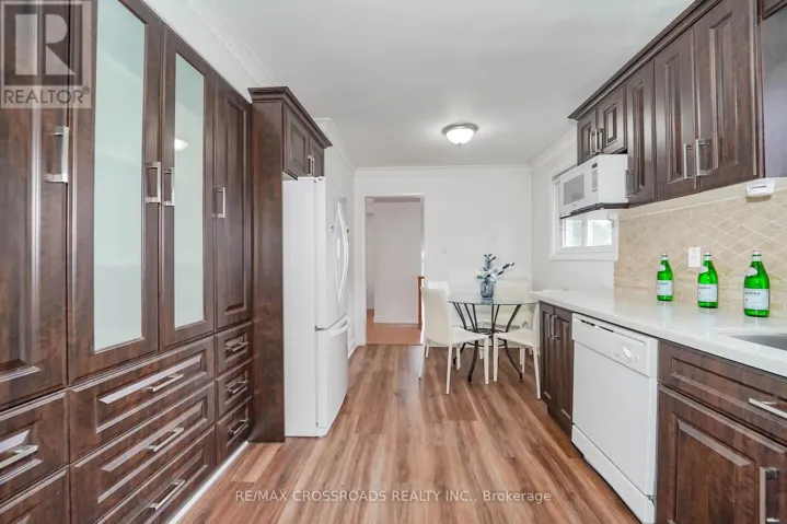 8 TOPAZ GATE, Toronto (Bayview Woods-Steeles), Ontario M2M2Z7